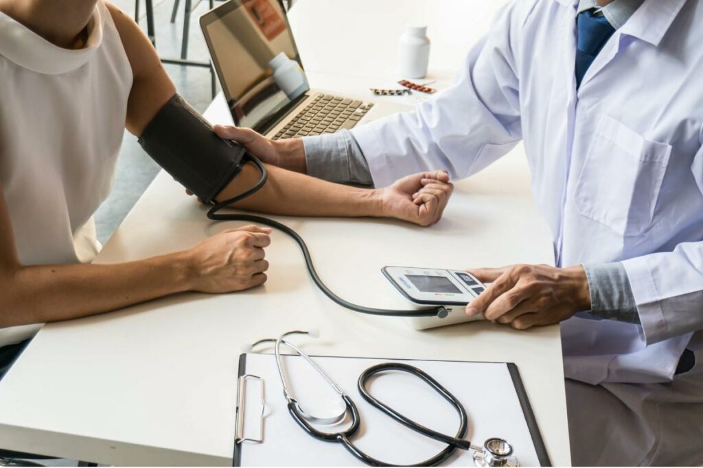 obblighi del medico competente: medico del lavoro visita un lavoratore