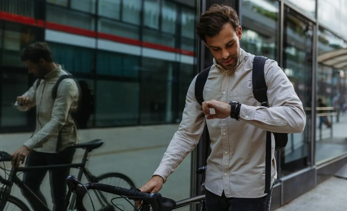 infortunio in itinere: ragazzo va al lavoro in bici