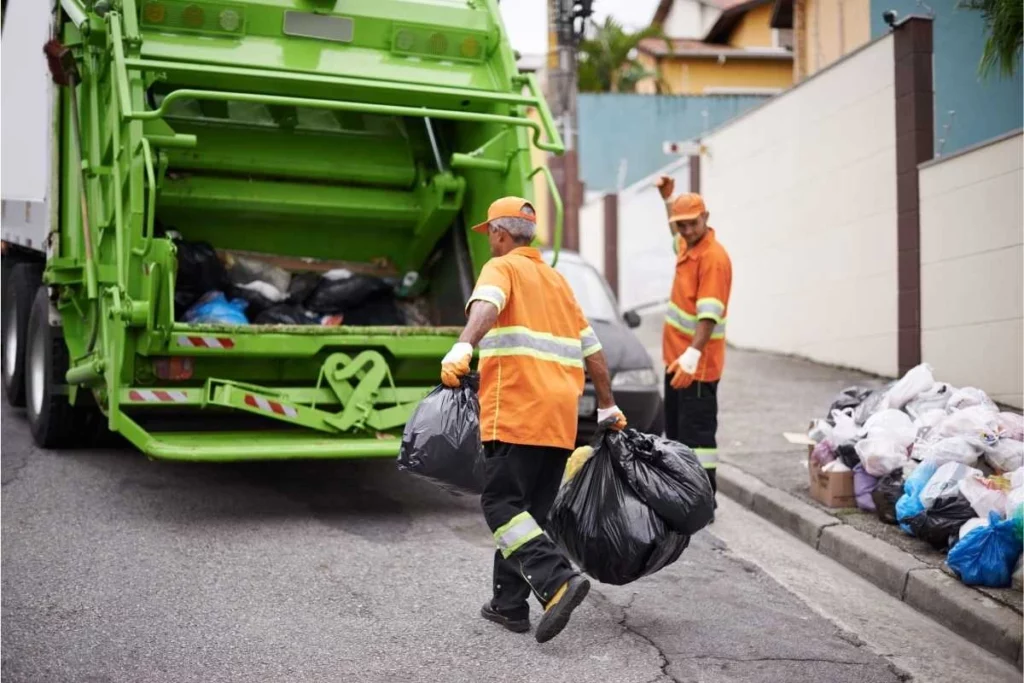 raccolta rifiuti: operatori ecologici al lavoro