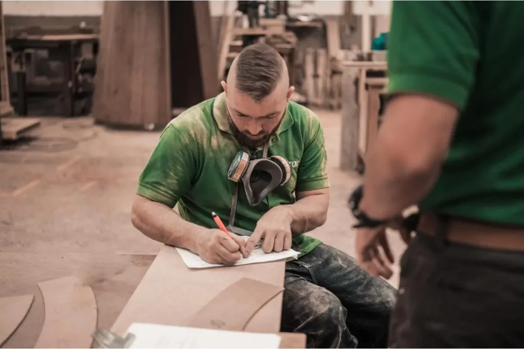 lavoratore del legno con dpi