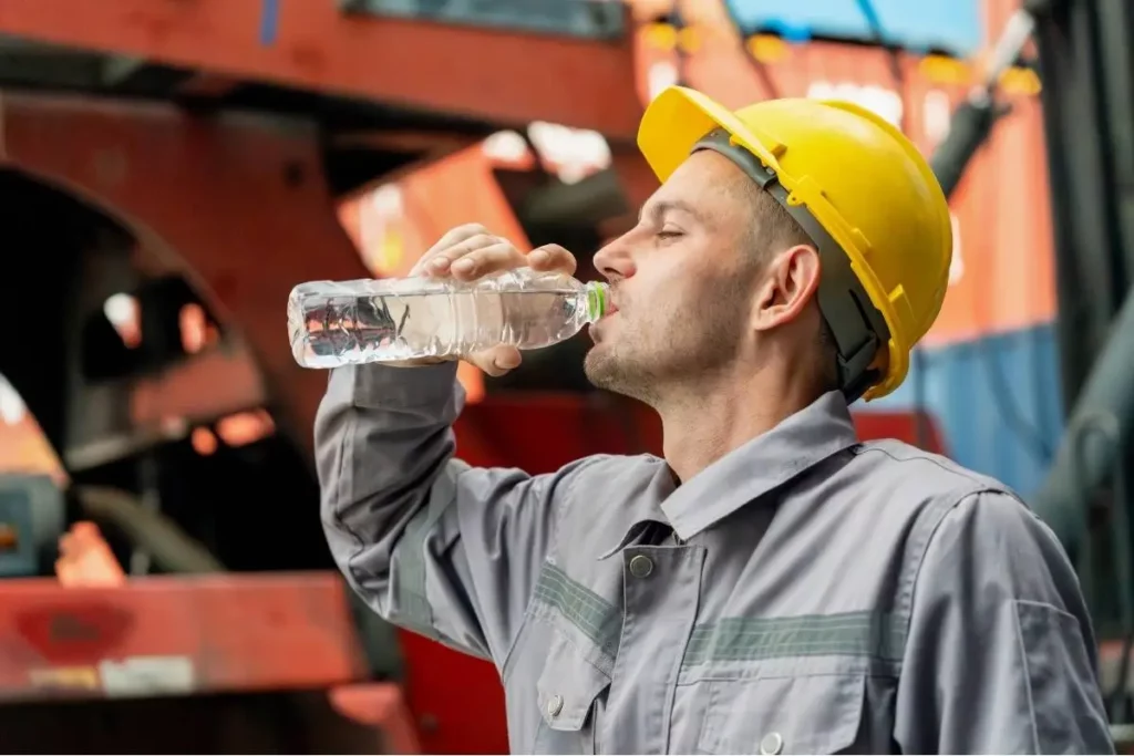 rischio caldo sul lavoro: operaio si disseta