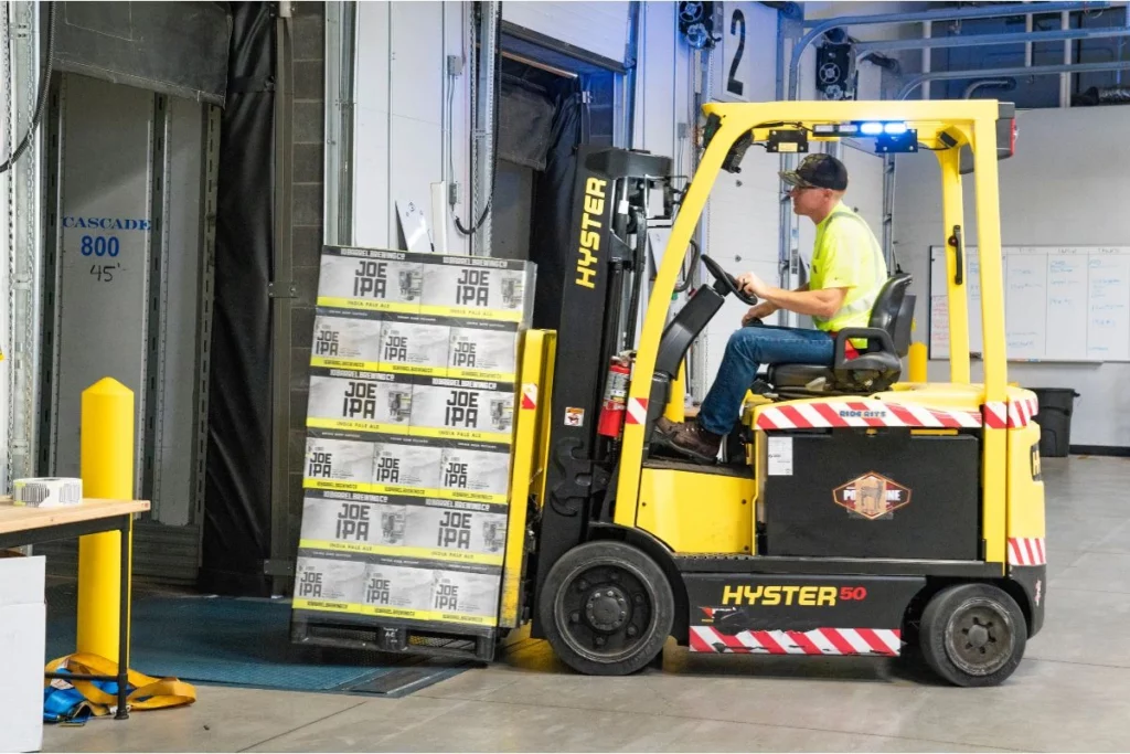 malattie apparato muscolo-scheletrico: lavoratore su muletto